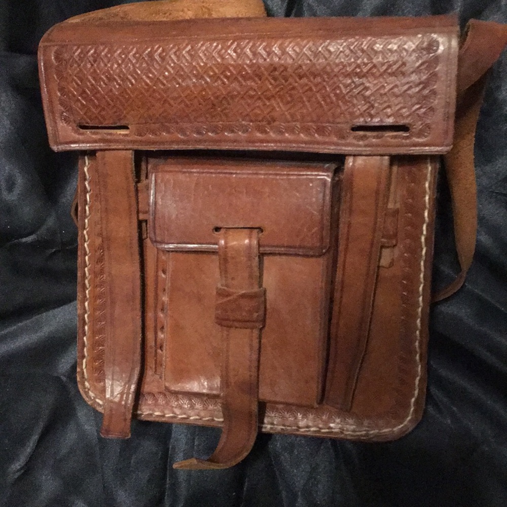 Leather handbag made in EL SALVADOR. Gently used.It is in very good condition.